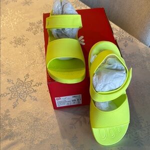 Lime Green Fitflop  Kids Sandals with Adjustable Straps Size 2 Y New in the Box.